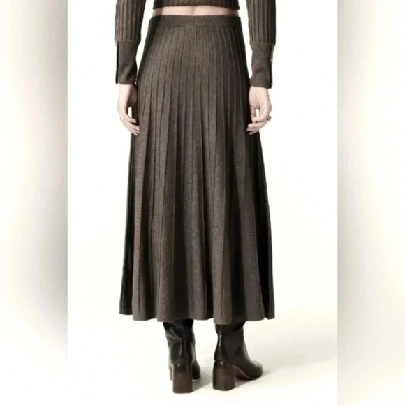 Gray sweater ribbed maxi skirt a line. Quiet Luxury Size Large. - Picture 1 of 8
